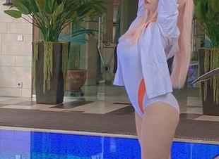 春丽的比基尼新姿势:Alina Becker已上线最新综艺节目!