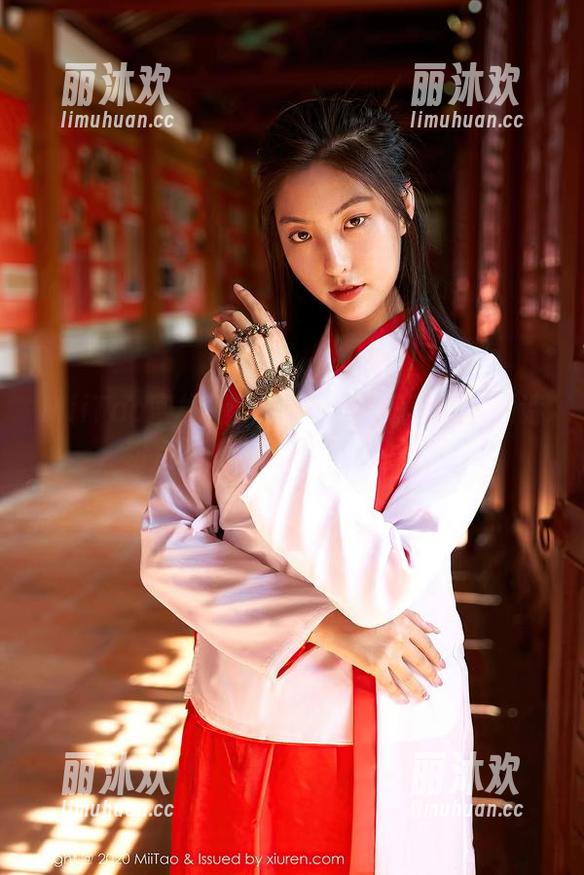 MiiTao蜜桃社 - 图集中隐藏着的李颖诗，粉色让她都变得有点不真实？