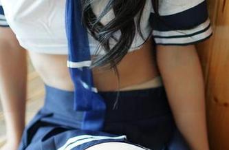 看ROSI长筒黑色丝袜，壁纸中的美图如梦如幻，引发一阵抵挡不住的联想。