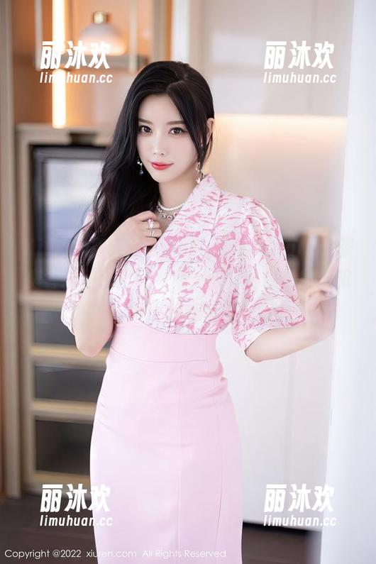 Xiuren秀人网 - bathandbeauty，张庭蓉最新浴室写真集，画面真像在窘迫和浪漫之间摇摆。