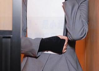 Xiuren秀人网 - 是小逗逗和她的裤里丝，套图里藏着各种来电，无圣光也能迷人。