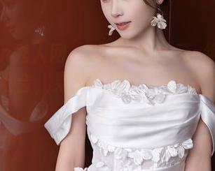 Xiuren秀人网 - 眼镜+黄歆苑=绝妙_美图更新组合，果然一副好眼镜能直接升华！