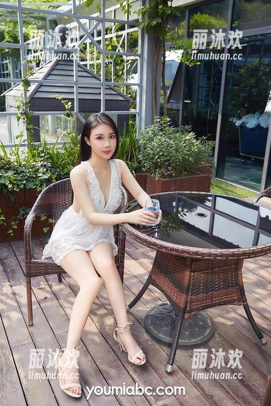 YouMi尤蜜荟 - 合法萝莉的圣诞请柬：原图与图片的隐藏细节