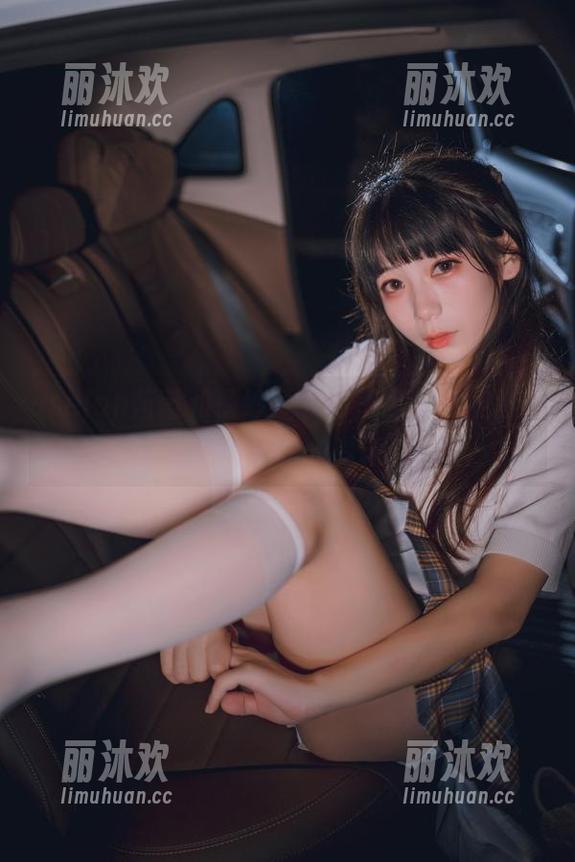 usejan蓝蓝和薄纱睡衣的搭配，在线等你来发现美图的真谛。
