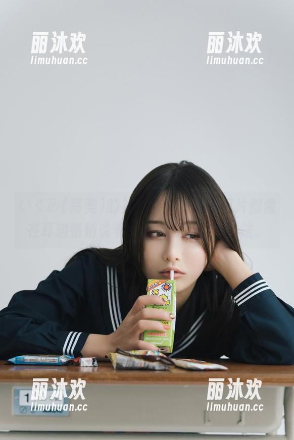 いくみ(育美)的礼服合集，每张图片都像在耳边悄悄说着一些不可描述的想法。
