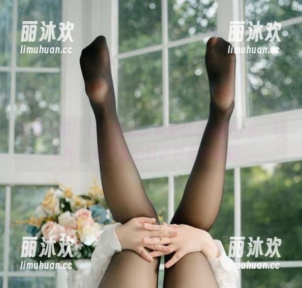 难得一见！七七娜娜子职业装cos的分享，让工作一成不变的日子也变得有趣。