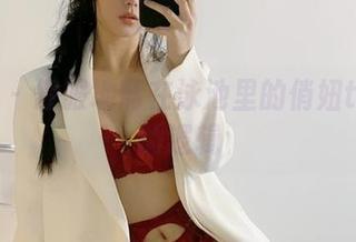 微密圈 - 舒服地窝在泳池里的俏妞t与蓝天的逻辑