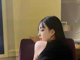 微密圈 - 小优优子又上线了！短裙+美图=无敌组合，旁边的猫都在玻璃窗前看呆了。