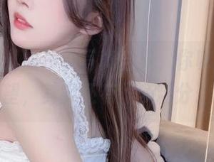 小小奶瓶儿的吊带写真合集，你以为只有欲望，其实还有很多糖分。