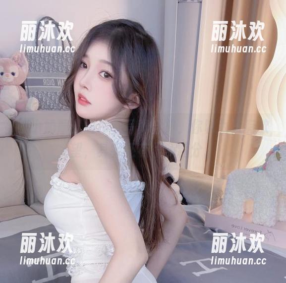 小小奶瓶儿的吊带写真合集，你以为只有欲望，其实还有很多糖分。