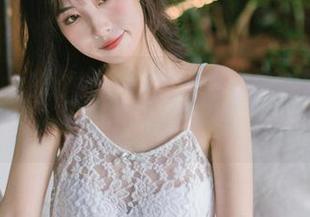 念雪ww的海边，在沙滩上摆姿势，没人提醒我别吃沙...