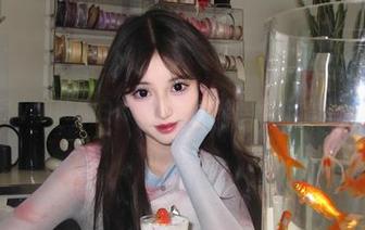 观看怡子yiii的纯白奇遇记，合集里藏着她最爱的白T！