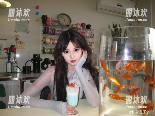 观看怡子yiii的纯白奇遇记，合集里藏着她最爱的白T！