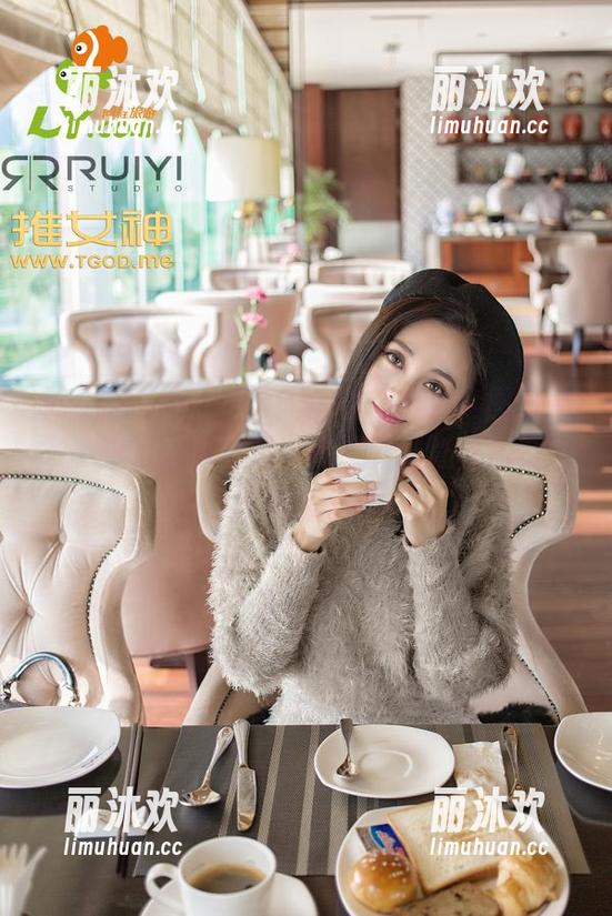 推女神 - 施忆佳Kitty酱的白色套图又来了，这更新也太适合我这种血管里流着白开水的人了吧！