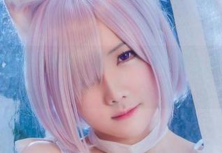 是本末末这次拿了黑枪？图片中的女仆看上去真像个坏女孩