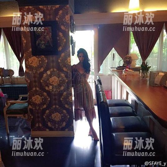 微密圈 - 李嘉欣97在泳池：她的资源到底会溅起多少浪花？