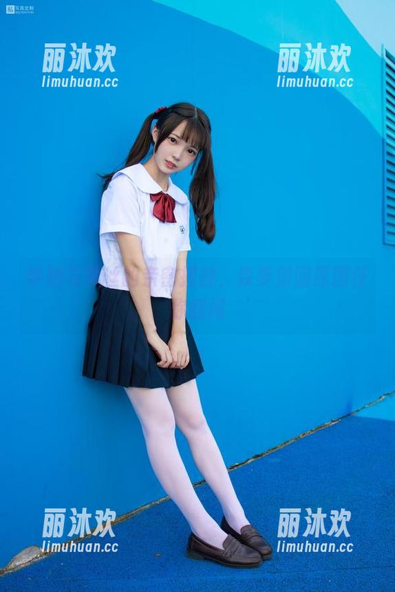 学妹与黑丝的亲密接触，森萝财团原图任你翻阅