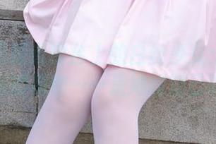 森萝财团精选窗台上的白丝少女：那颗在角落的植物……是她的知己吗？