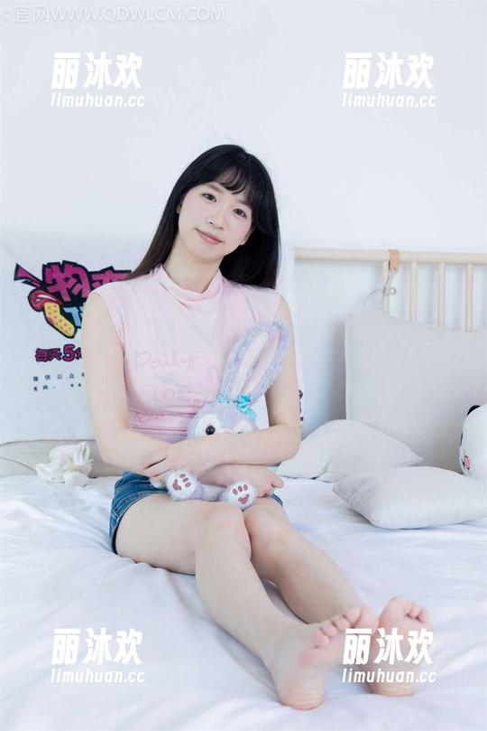 物恋传媒-案例猫耳 物恋传媒 - 图集里的案例猫耳,泳池水面上那一抹色彩