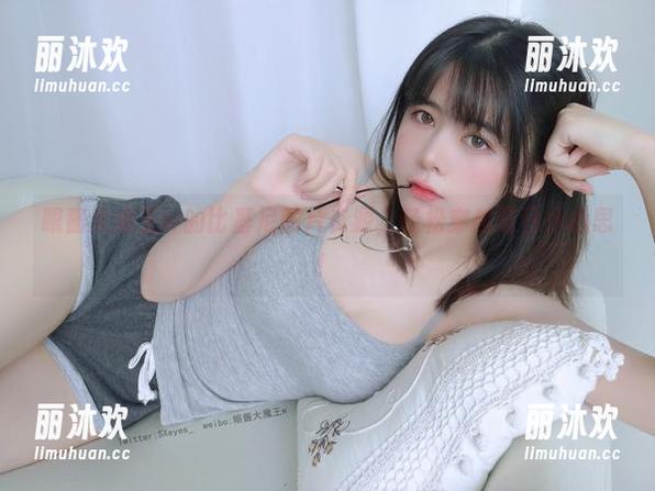 眼酱大魔王w的比基尼图片资源，轻松穿越夏日小心思！