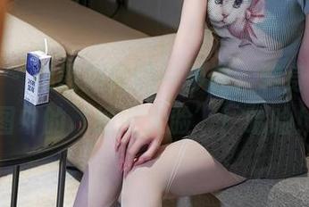 秀人网 - 娜露翘臀的一秒钟，转身成了美图中的‘绝世大脸’！哈哈！
