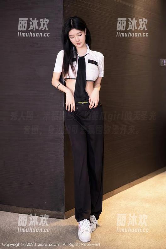 秀人网 - 幸福时刻：拍黄瓜girl的无圣光套图，身边的可爱氛围弥漫开来。