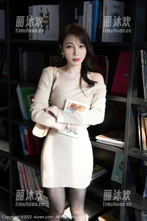 秀人网 - 无敌白甜牧场：泳池浪更新新套图，你好奇她的游泳技巧吗？