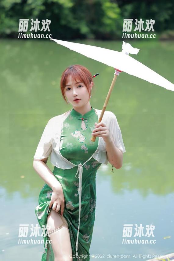 秀人网 - 糖豆sisi的职业装，图包像是一个蓄势待发的波浪…
