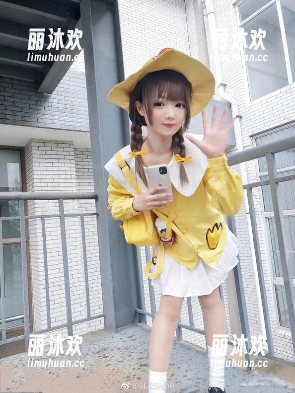 你不觉得羽天shine的海边写真惹人欲望？任性又独特，活像个潮流范儿。