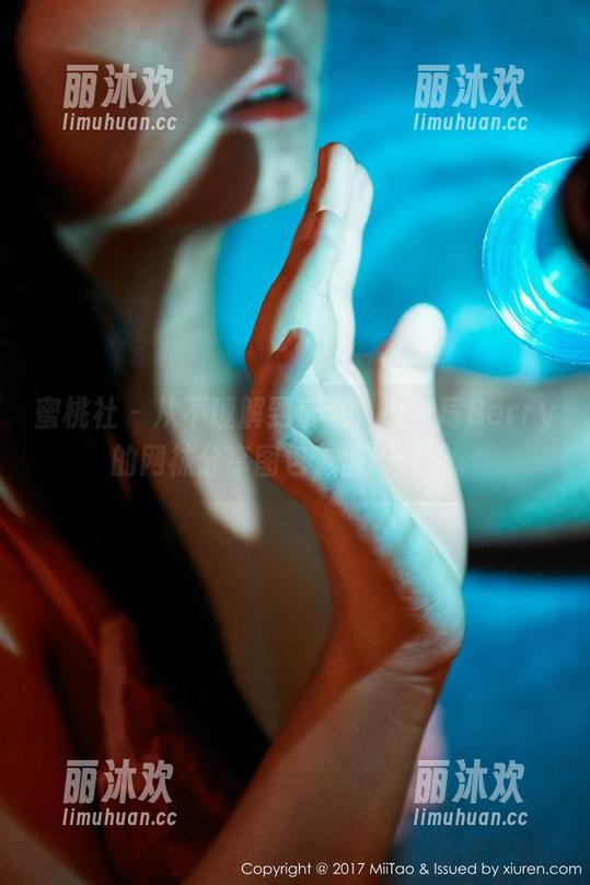 蜜桃社 - 从不理解到沉迷，小草莓Berry的网袜分享图包，值得一看。