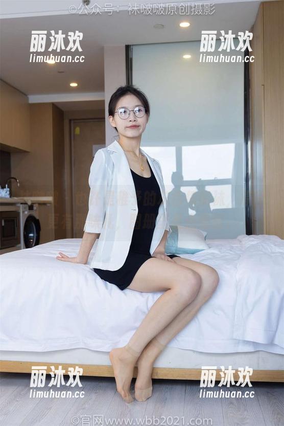 袜啵啵 - 也许是稚予的灰色棉船袜，原图更有那味儿，图册里差点意思。