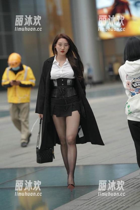 魔镜街拍 - 网盘优雅转身！婷婷的黑丝与白色连衣裙合集，只需要一句“来吧”就足够催我！