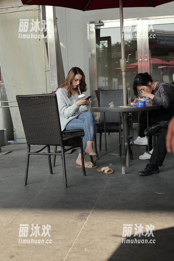 魔镜街拍：在这绿色裙摆下，长腿美女似乎都成了我的梦中情人，哈哈。